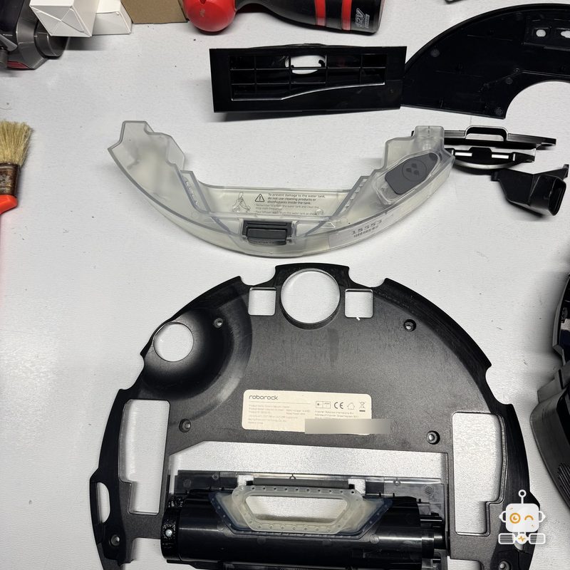 Rezervorul de apă și placa de jos a unui Roborock S6 MaxV
