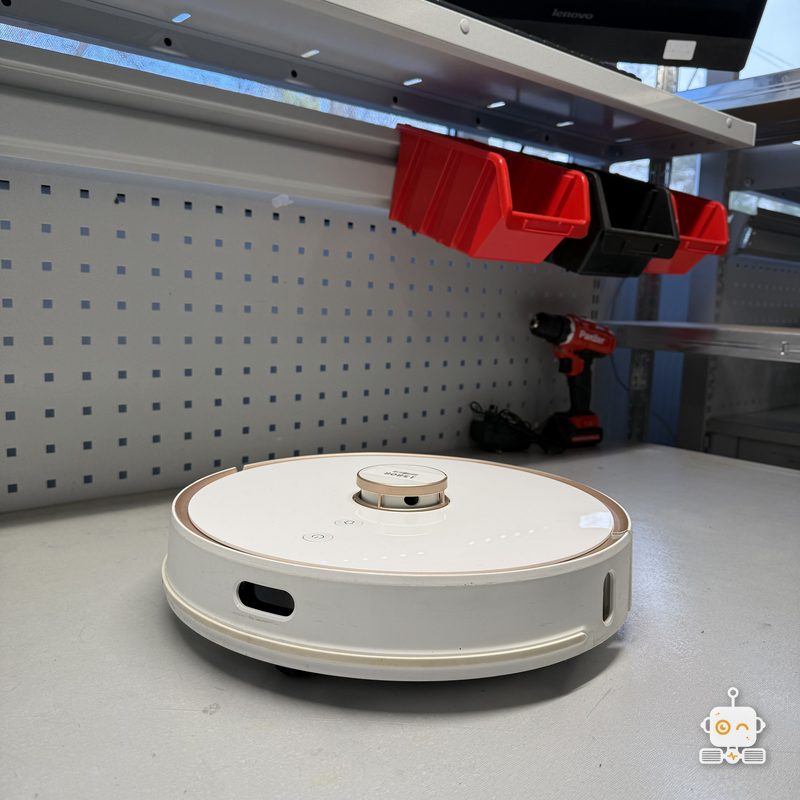 Robot aspirator Viomi pe bancul de lucru, înainte de constatare