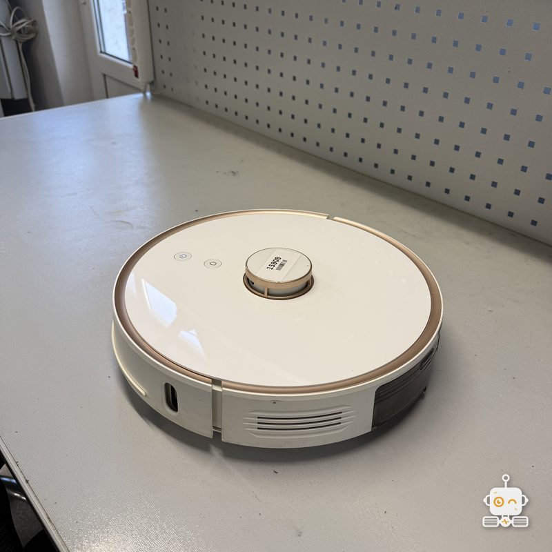 Robot aspirator Viomi văzut din lateral, pe bancul atelierului