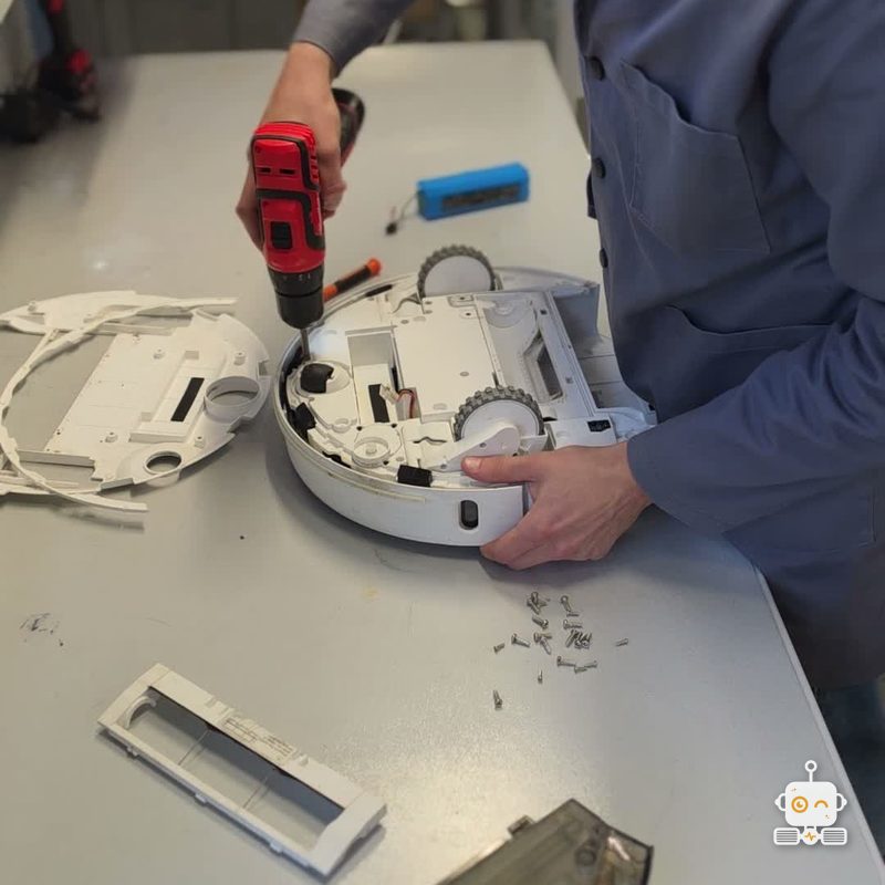 Robot Viomi deschis pe banc, cu rezervorul scos