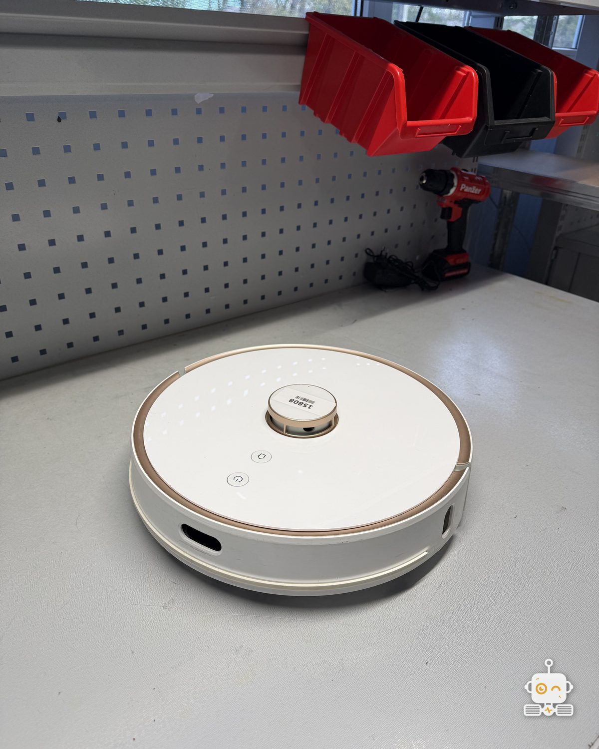 Robot aspirator Viomi pe bancul de lucru din atelierul Clinicii Roboților