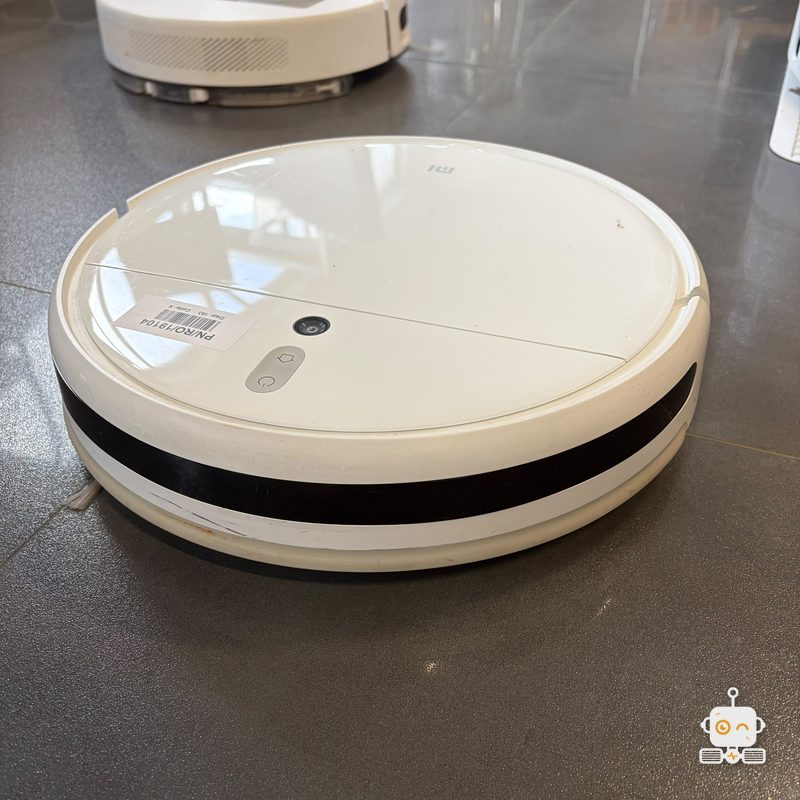 Robot aspirator Xiaomi Mi pe podeaua atelierului, înainte de constatare