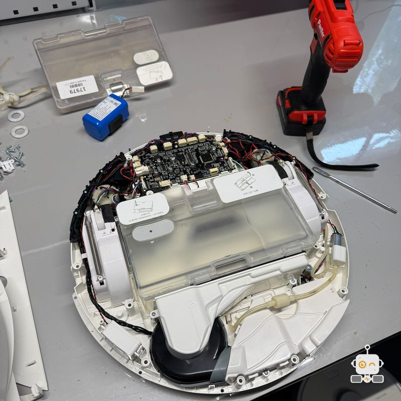 Robot Xiaomi desfăcut, cu bateria scoasă lângă el