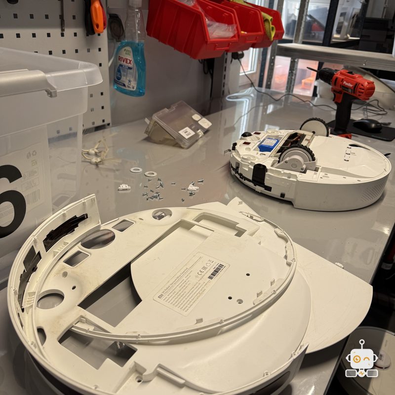 Robot Xiaomi cu probleme la spălare, dezasamblat pentru reparație