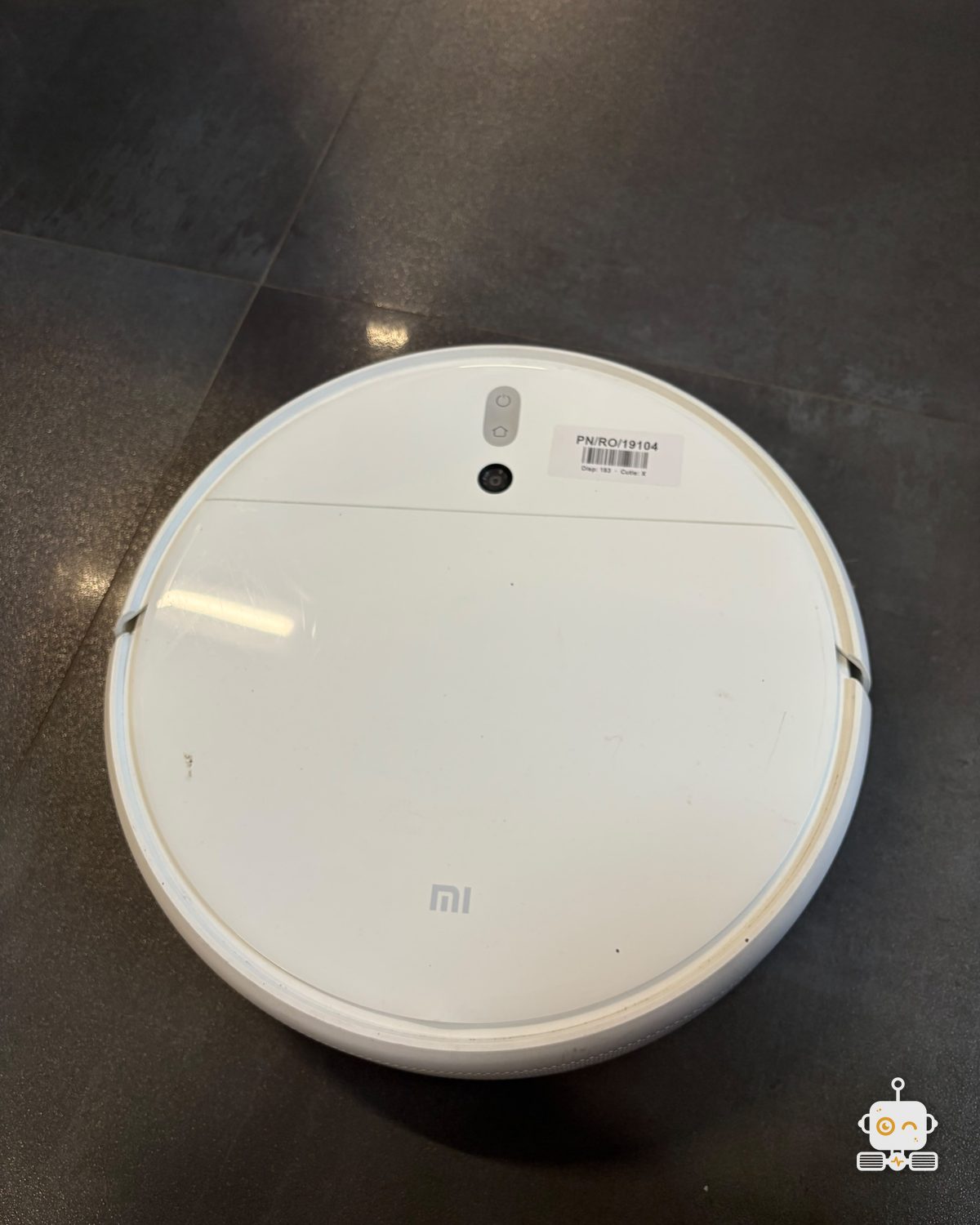 Robot aspirator Xiaomi Mi pe podeaua atelierului Clinicii Roboților
