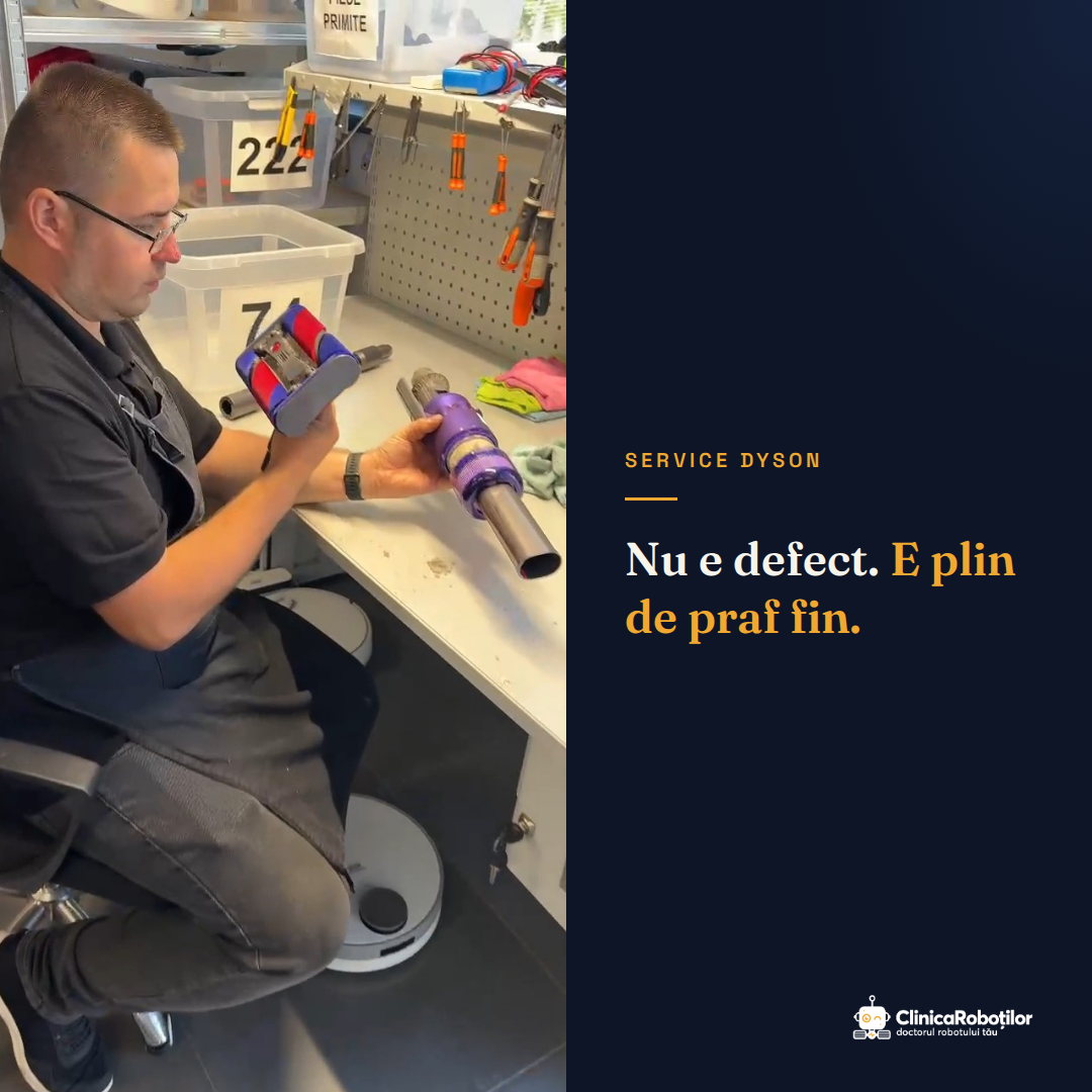 Tehnician Clinica Roboților examinând piesele unui aspirator Dyson