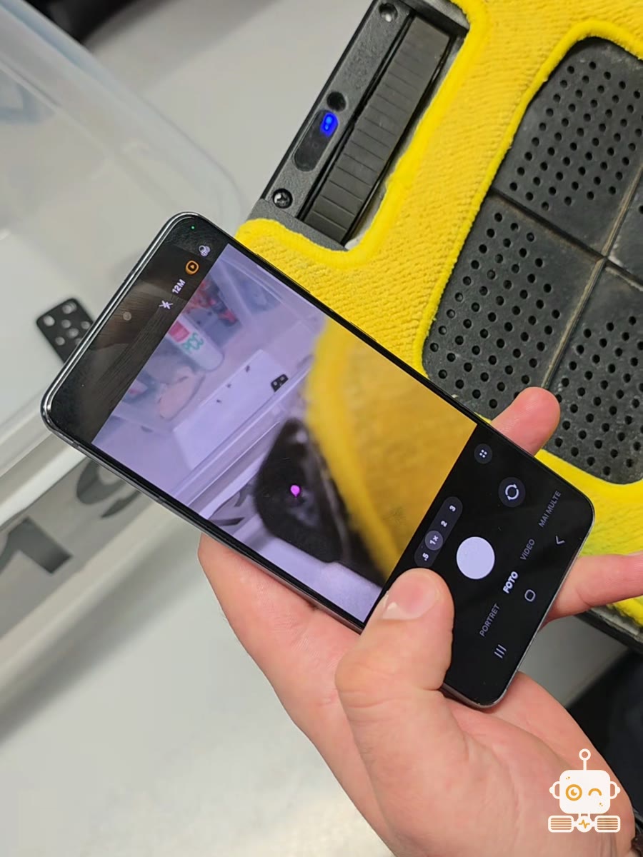 Verificarea senzorilor unui robot de spălat geamuri cu camera telefonului