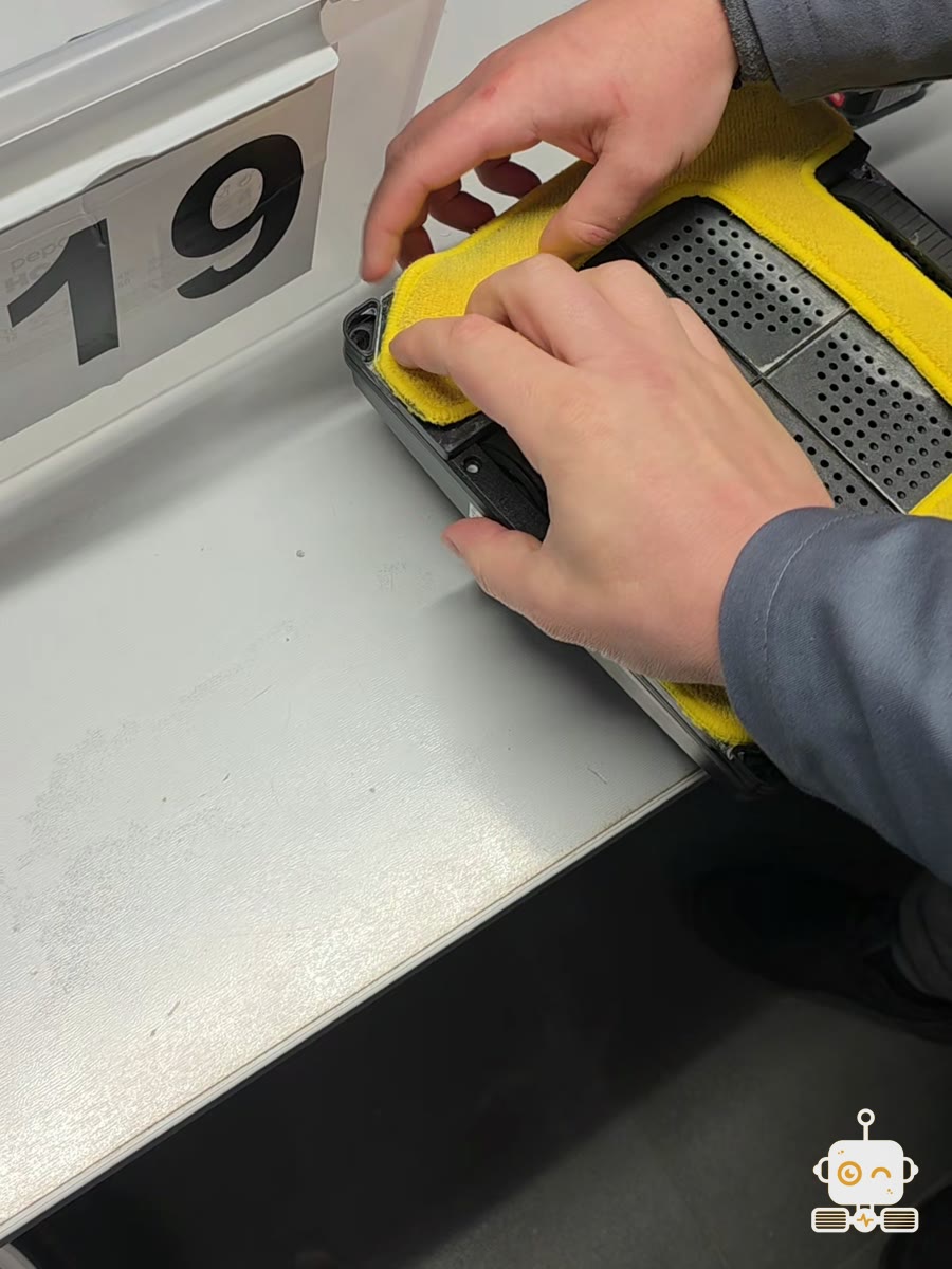Lavetele și senzorii de margine ai unui robot de spălat geamuri