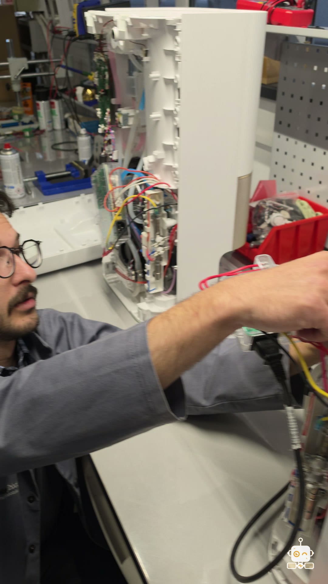 Un coleg lucrează la o stație Dreame deschisă, pe bancul de lucru al Clinicii Roboților
