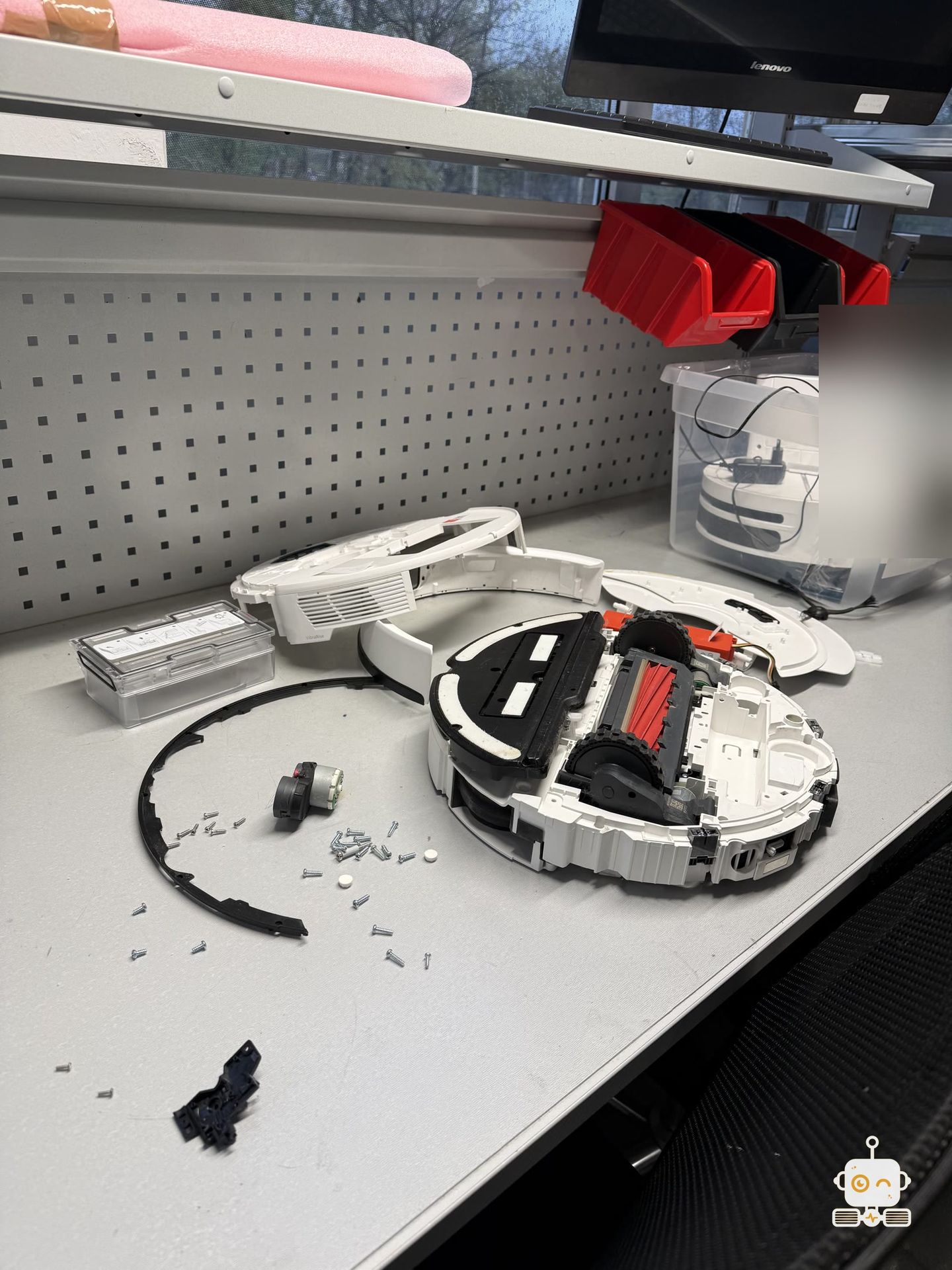 Un robot aspirator Roborock desfăcut pe bancul de lucru al Clinicii Roboților