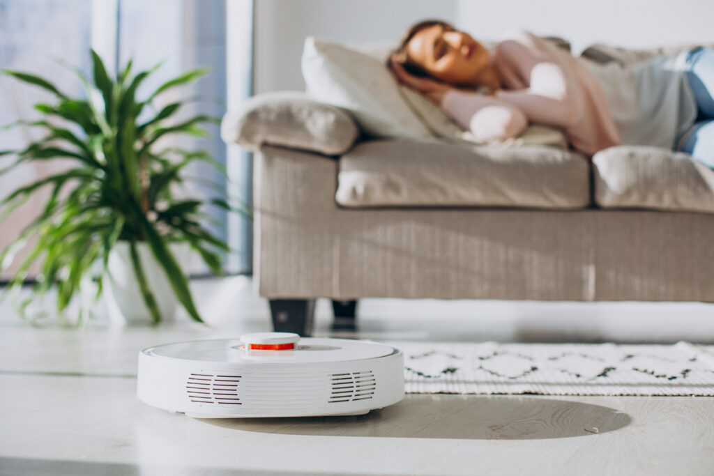 Pe internet găsești un robot aspirator la prețuri pornind de la 60 de lei și până la 7,500 de lei