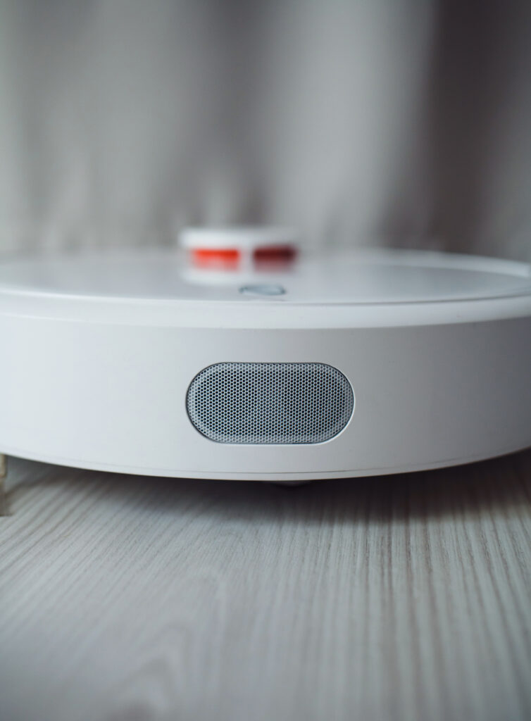 Acești senzori ajută aspiratorul robot să se orienteze în spațiu și contribuie la buna funcționare a aspiratorului.