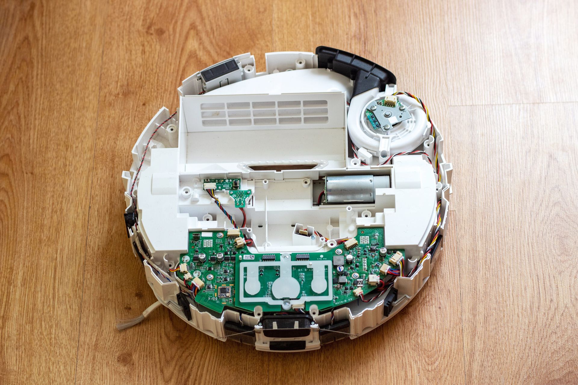 Tot ce ai de făcut este să ne contactezi, să îi predai curierului robotul aspirator și să îți primești acasă robotul reparat.