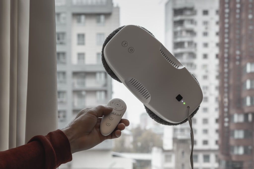 Este extrem de simplu să folosești un robot de geamuri