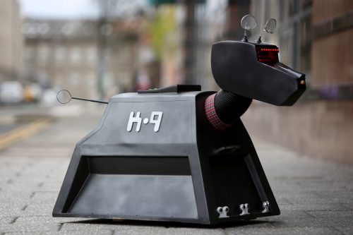 Copiii sunt cei care le dau nume ființelor și obiectelor din casă, fie ei aspiratoare robot, căței sau hamsteri