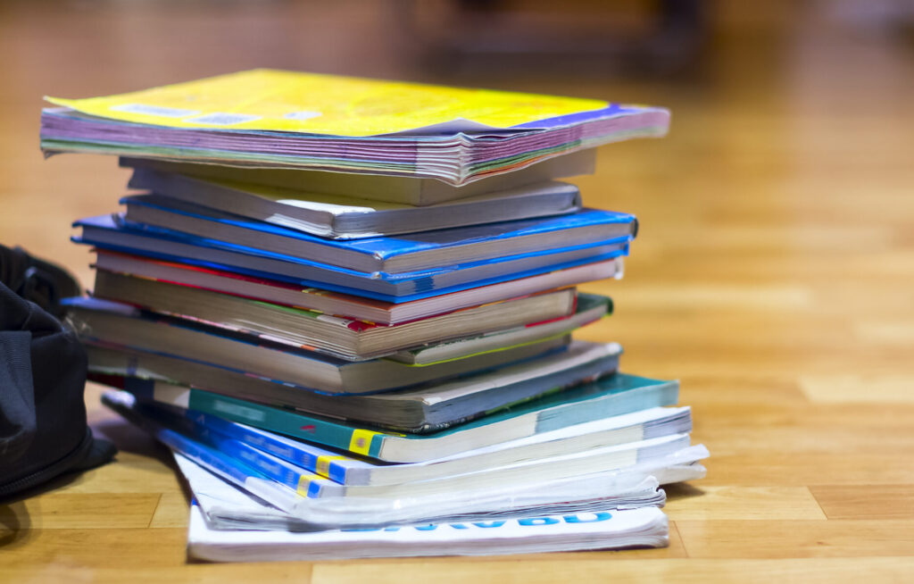 Nu e ca și cum apar informații noi din biologie sau din războiul dintre daci și romani pentru a fi nevoie de manuale noi în fiecare an școlar, la fiecare materie.