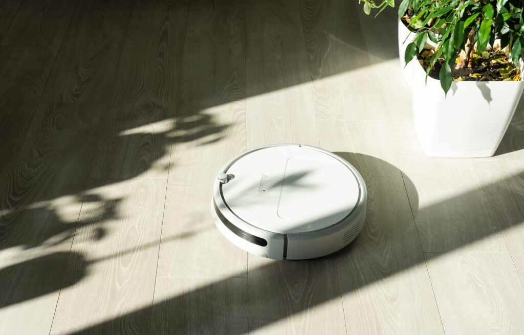 deși aspiratorul robot are filtre HEPA, tot nu îi ține locul unui purificator.
