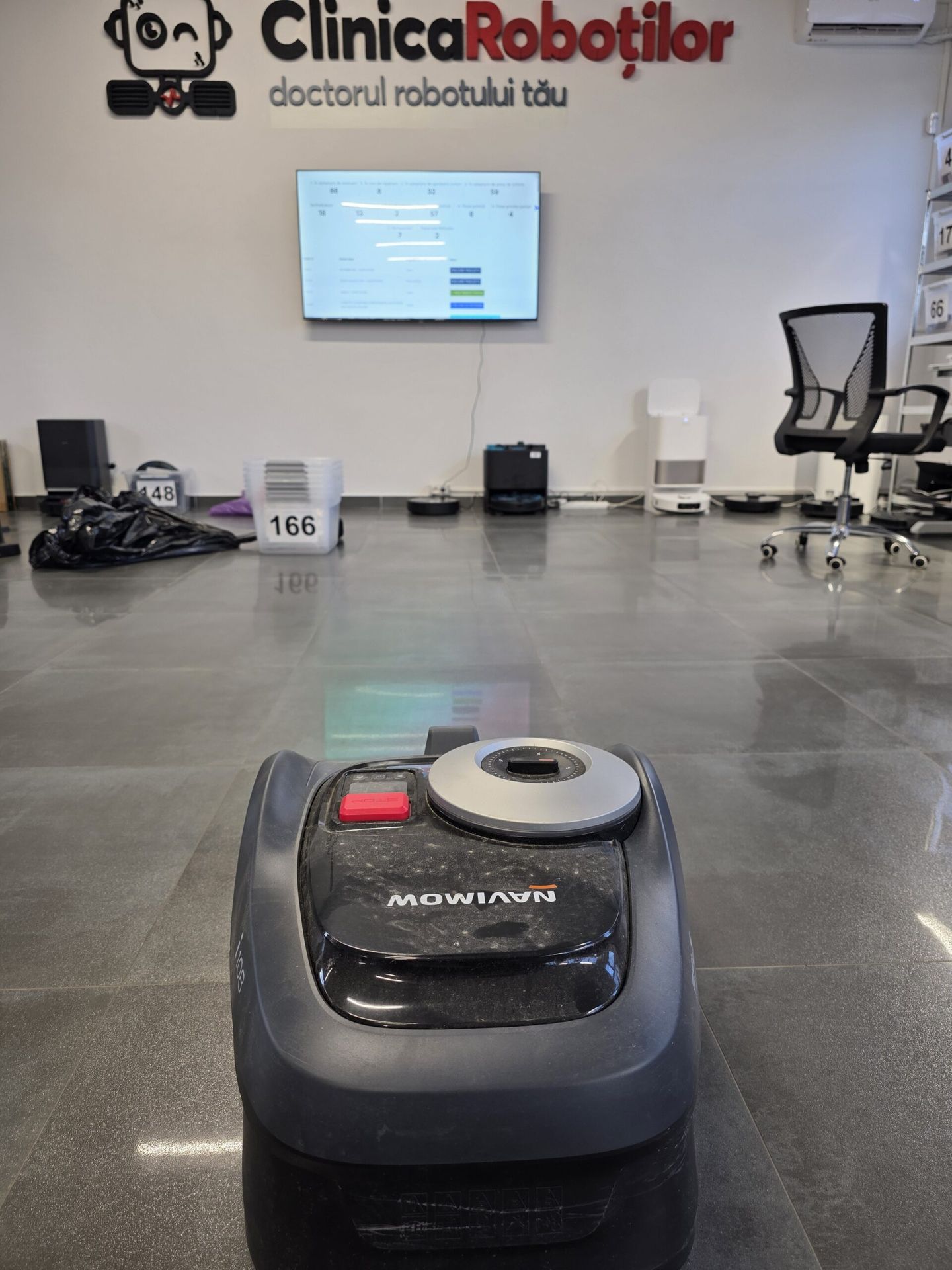 Robot de gazon după revizie completă - pregătit pentru sezonul de primăvară