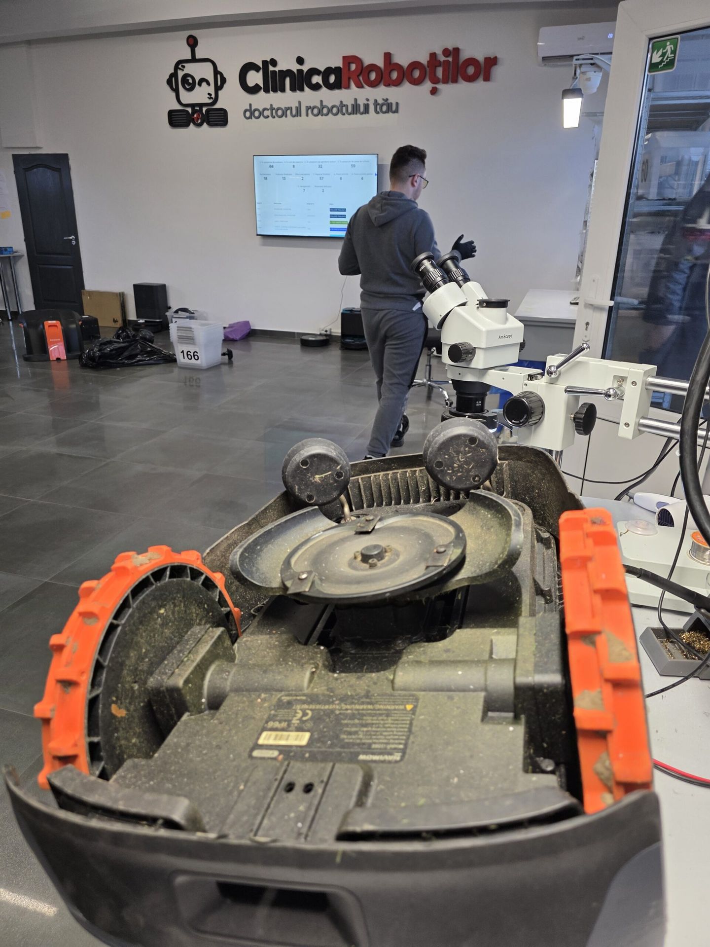 Verificare detaliată robot de gazon - service complet mentenanță iarnă