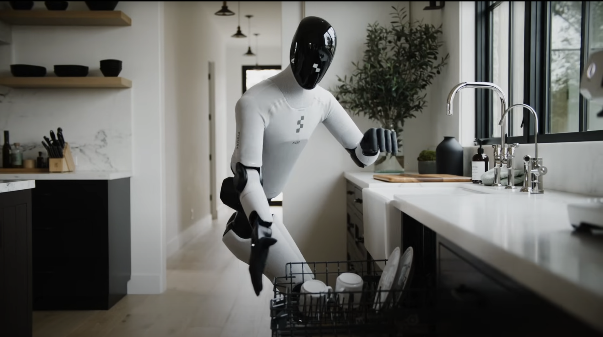 Robotul humanoid Figure 03 încărcând mașina de spălat vase într-o bucătărie modernă
