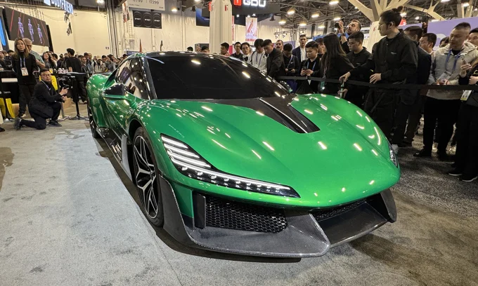 Prezentare Dreame Nebula Next 01 la CES 2026, vedere frontală verde, design aerodinamic, spectatori