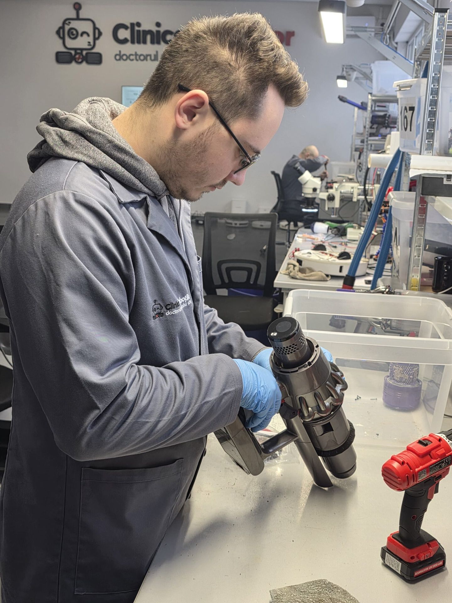 Tehnician specialist Clinica Robotilor reparând aspirator Dyson