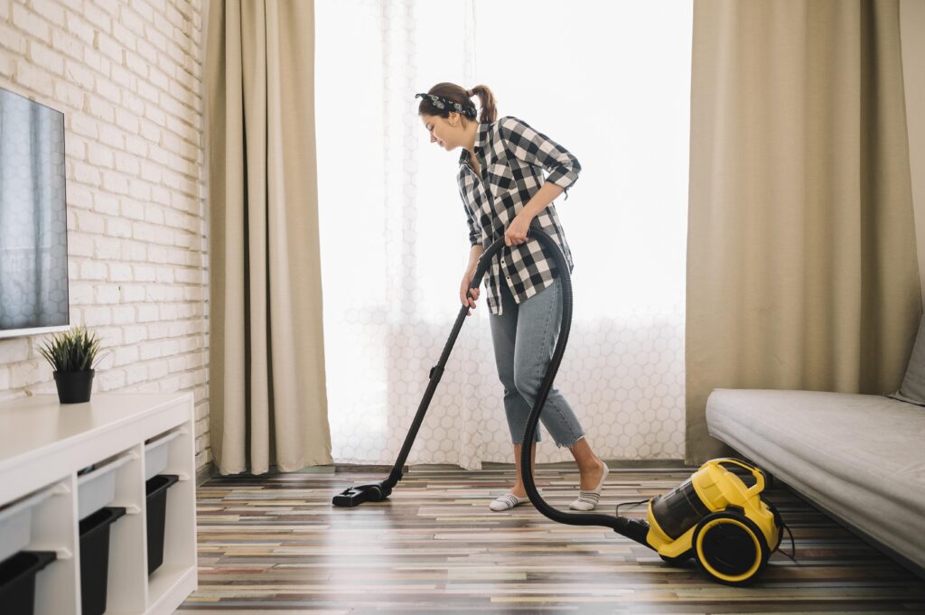Curăță podelele (aspirat + mopuit) – sau lasă jobul acesta pentru robotul tău casnic de încredere!