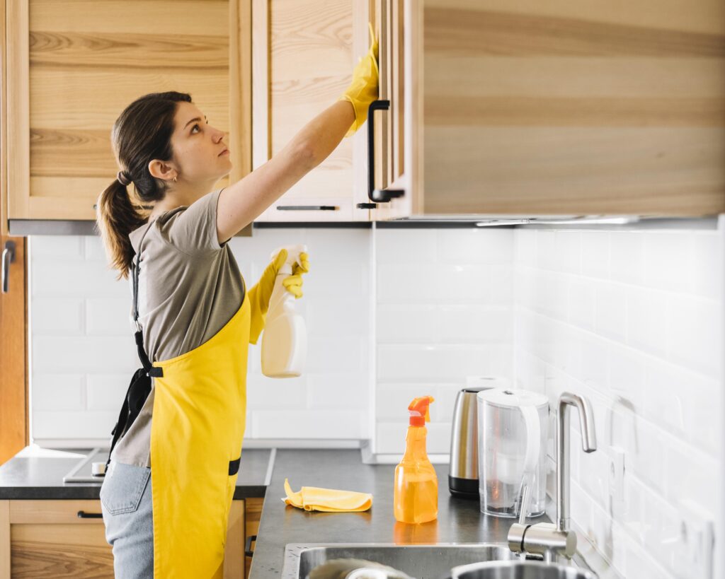 Checklist pentru curățenia de primăvară: Degresează ușile și mânerele dulapurilor din bucătărie