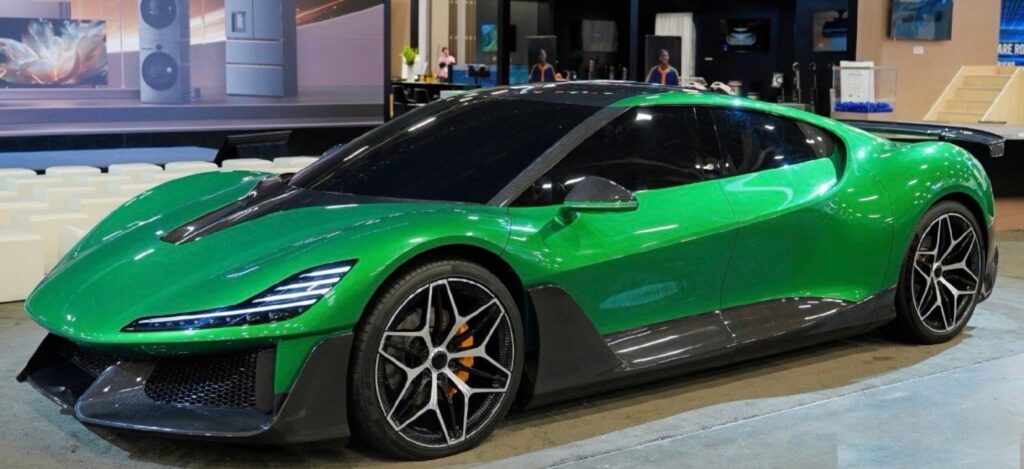 Mașină concept electrică Dreame Nebula Next 01 la CES 2026, vedere din față stânga, design futurist verde
