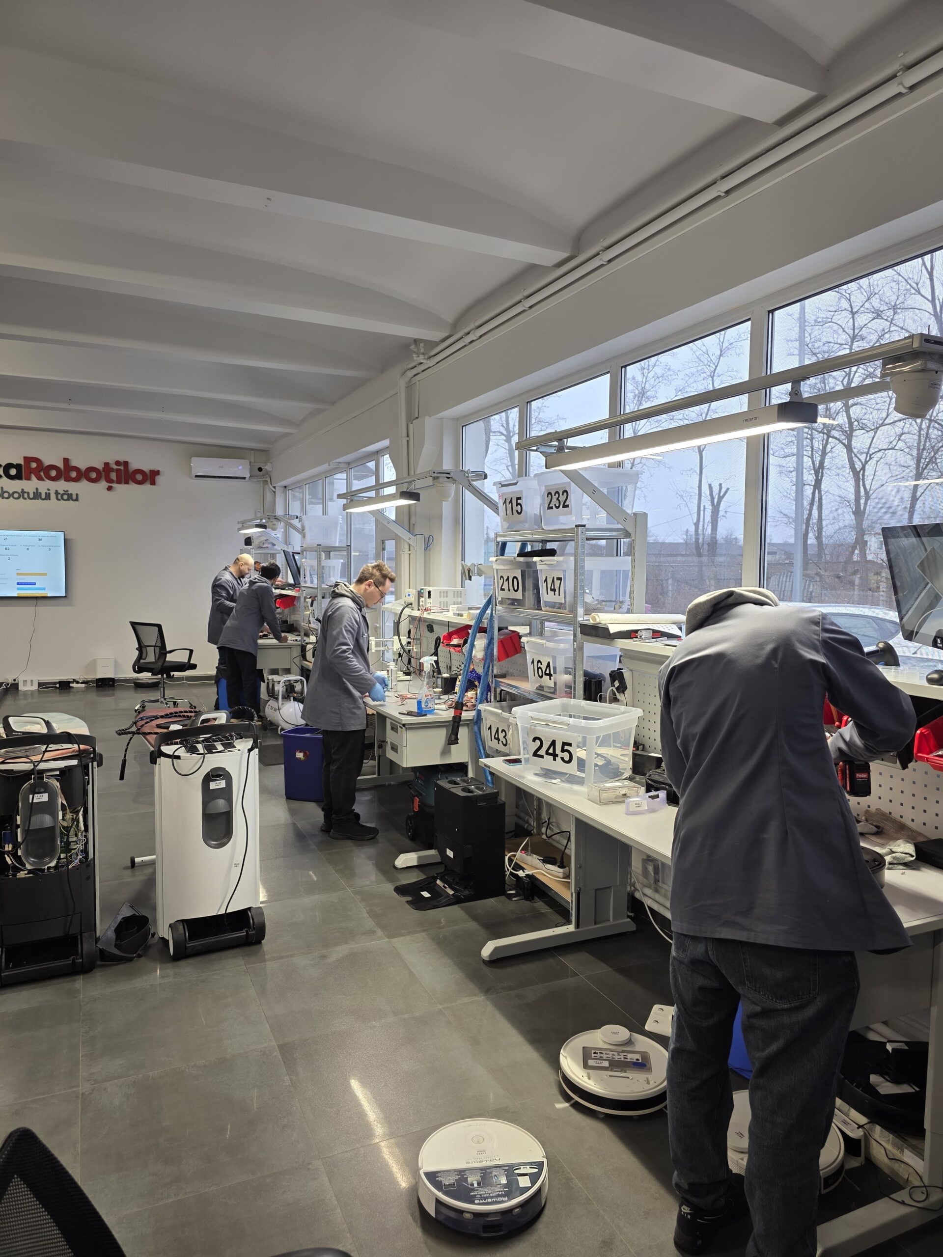 Tehnicieni Clinica Roboților lucrând la reparații roboți aspirator în service-ul autorizat Dreame